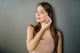 Gua sha : bienfaits, technique et précautions d'utilisation