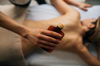 Aromathérapie et massage : huiles essentielles pour le bien-être