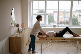 Table d'inversion et hernie discale : bienfaits et dangers